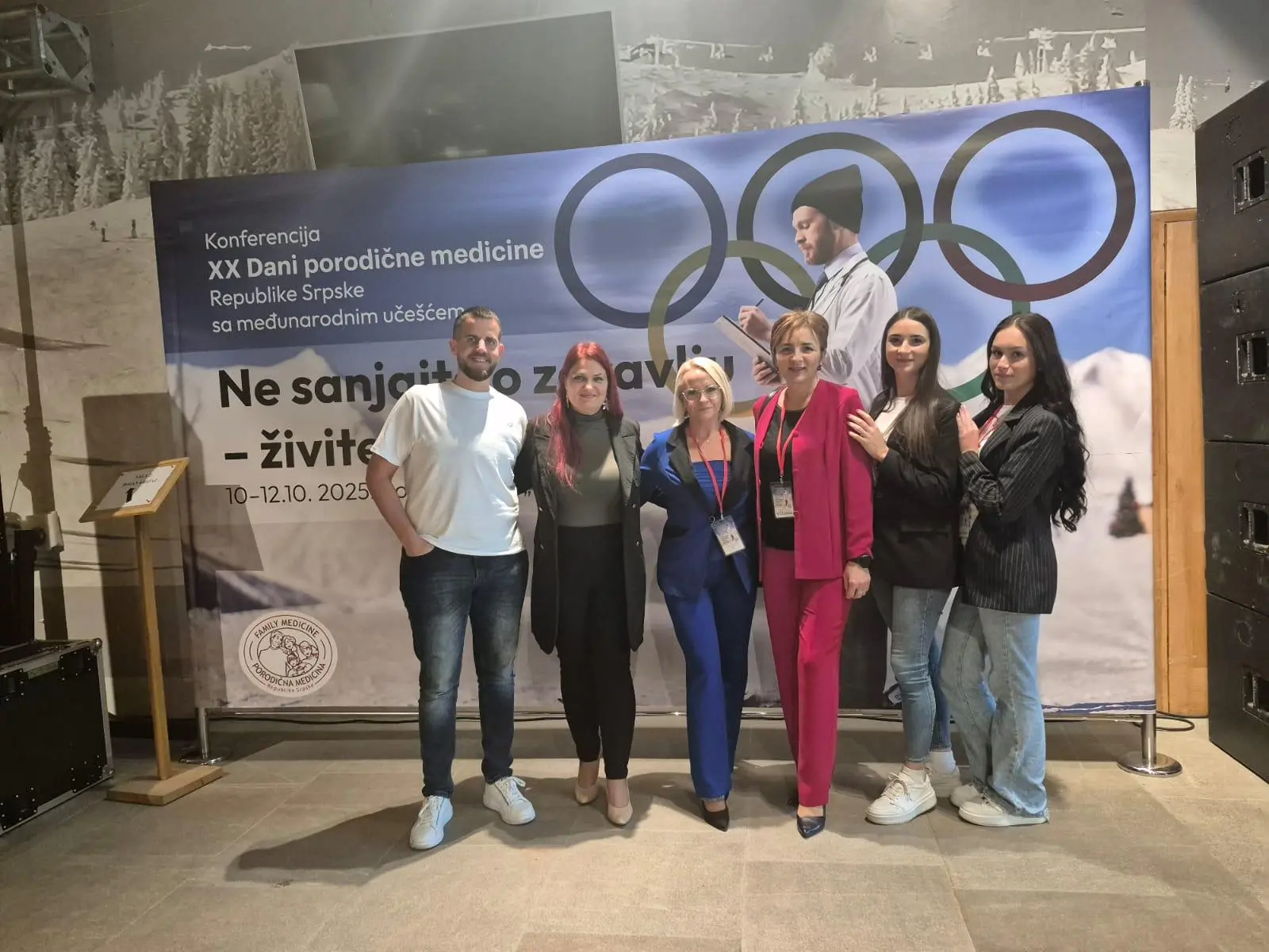 Zajednička fotografija ispred panoa XX Dana porodične medicine na Jahorini 2025.