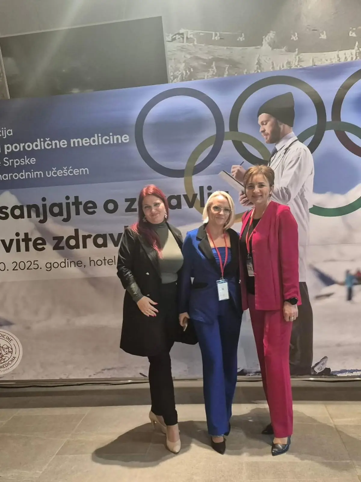 Zajednička fotografija tri učesnice ispred konferencijskog panoa na Jahorini 2025.