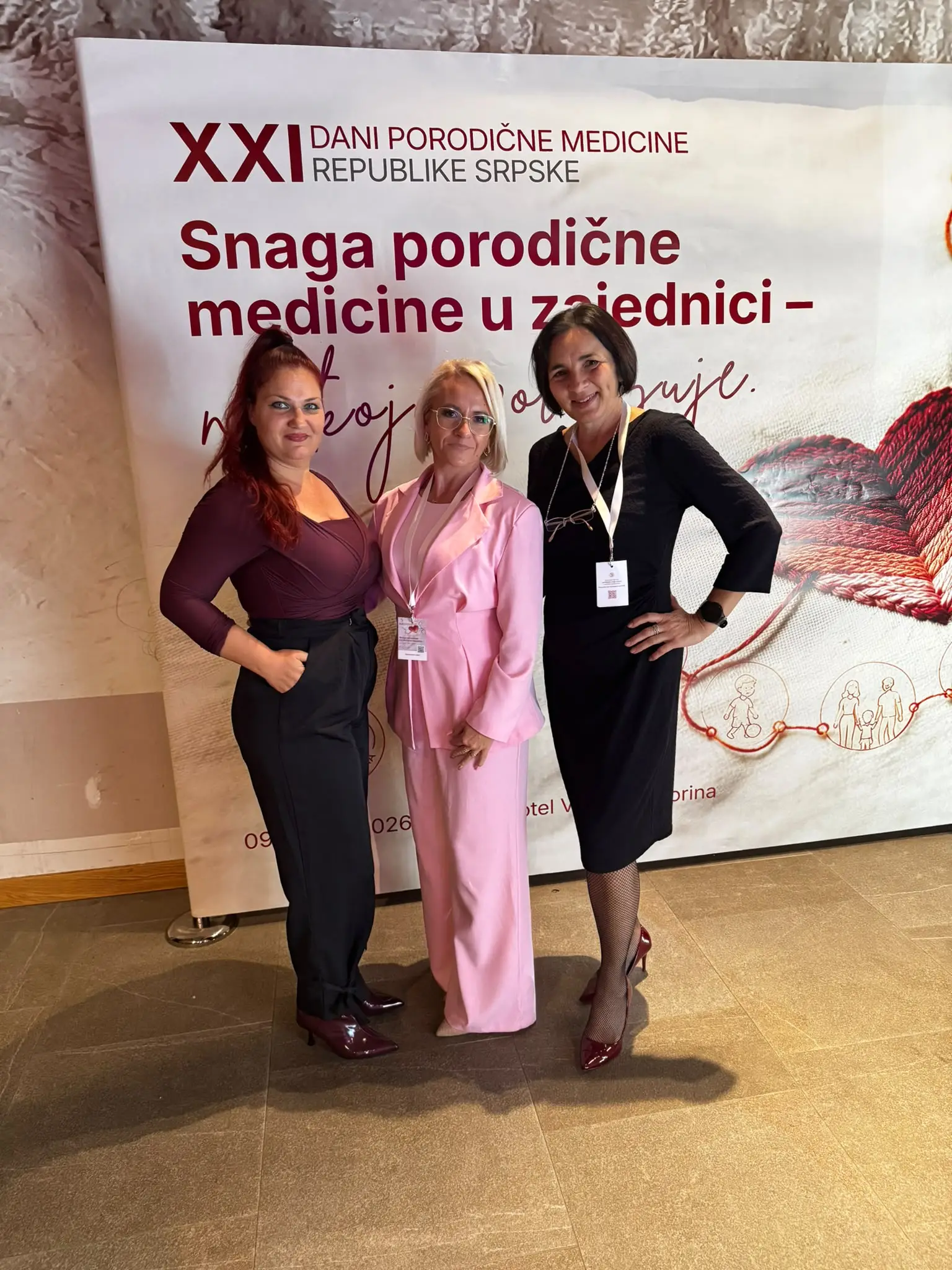 Zajednička fotografija učesnica ispred panoa XXI Dana porodične medicine na Jahorini.
