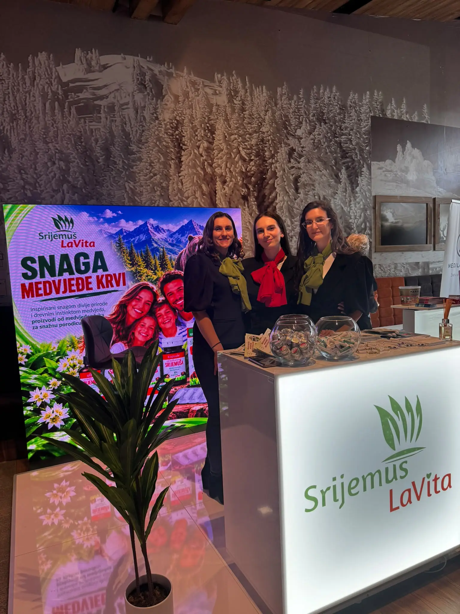 Predstavnice našeg tima na štandu Srijemuš La Vita na Jahorini.